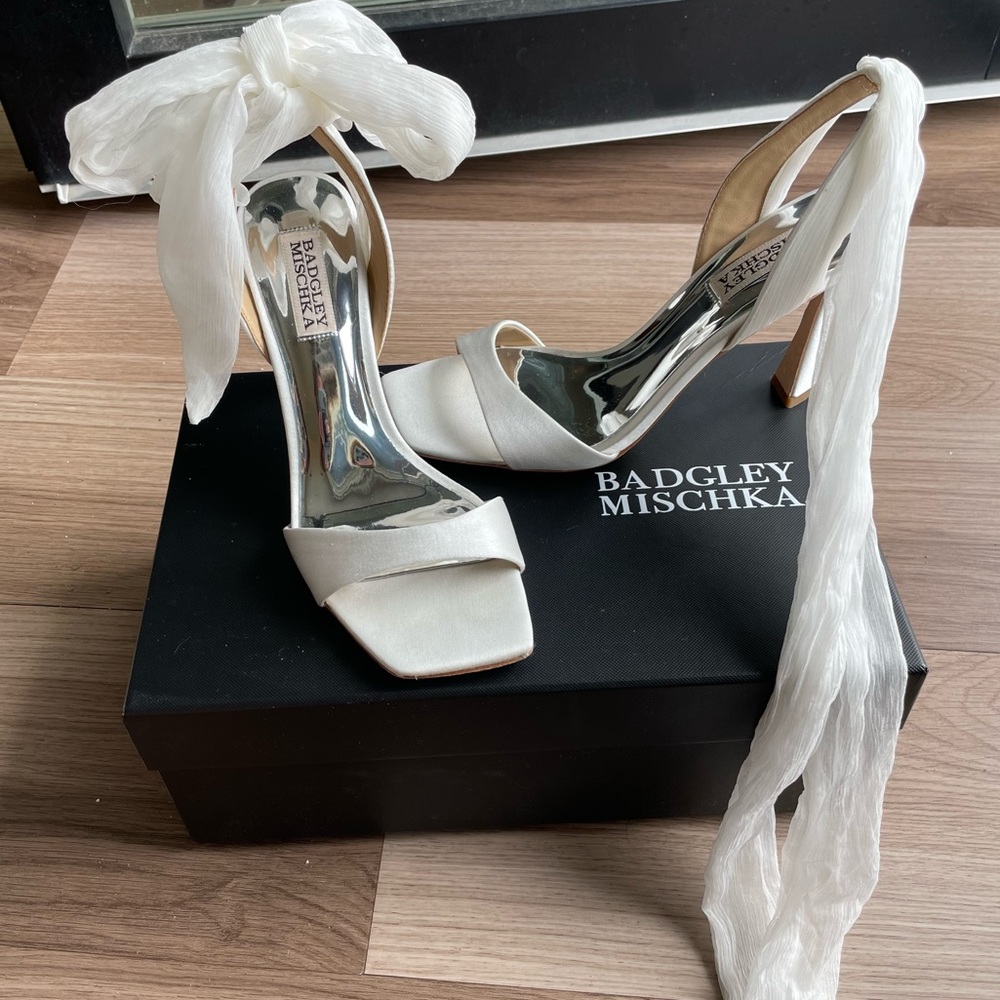 Badgley Mischka Primrose Bow Strap Stiletto Size 6.5